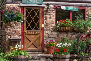 Lobby - Pioneer Guest Cabins (Crested Butte)