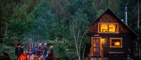 Cabane Tradition, plusieurs lits, vue montagne, côté montagne | Extérieur