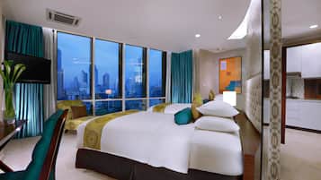 Suite, 1 Bedroom | Minibar, in-room safe, desk, blackout drapes