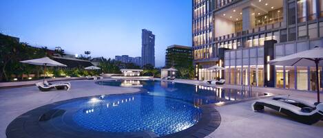 Alberca al aire libre, acceso de 06:00 a 20:00, y camastros