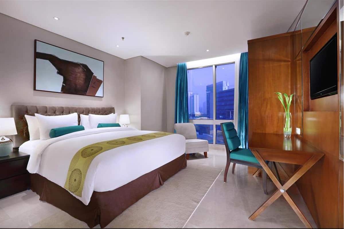 2 Bedroom Suite with Pool View | 迷你吧、客房內保險箱、書桌、遮光布/窗簾