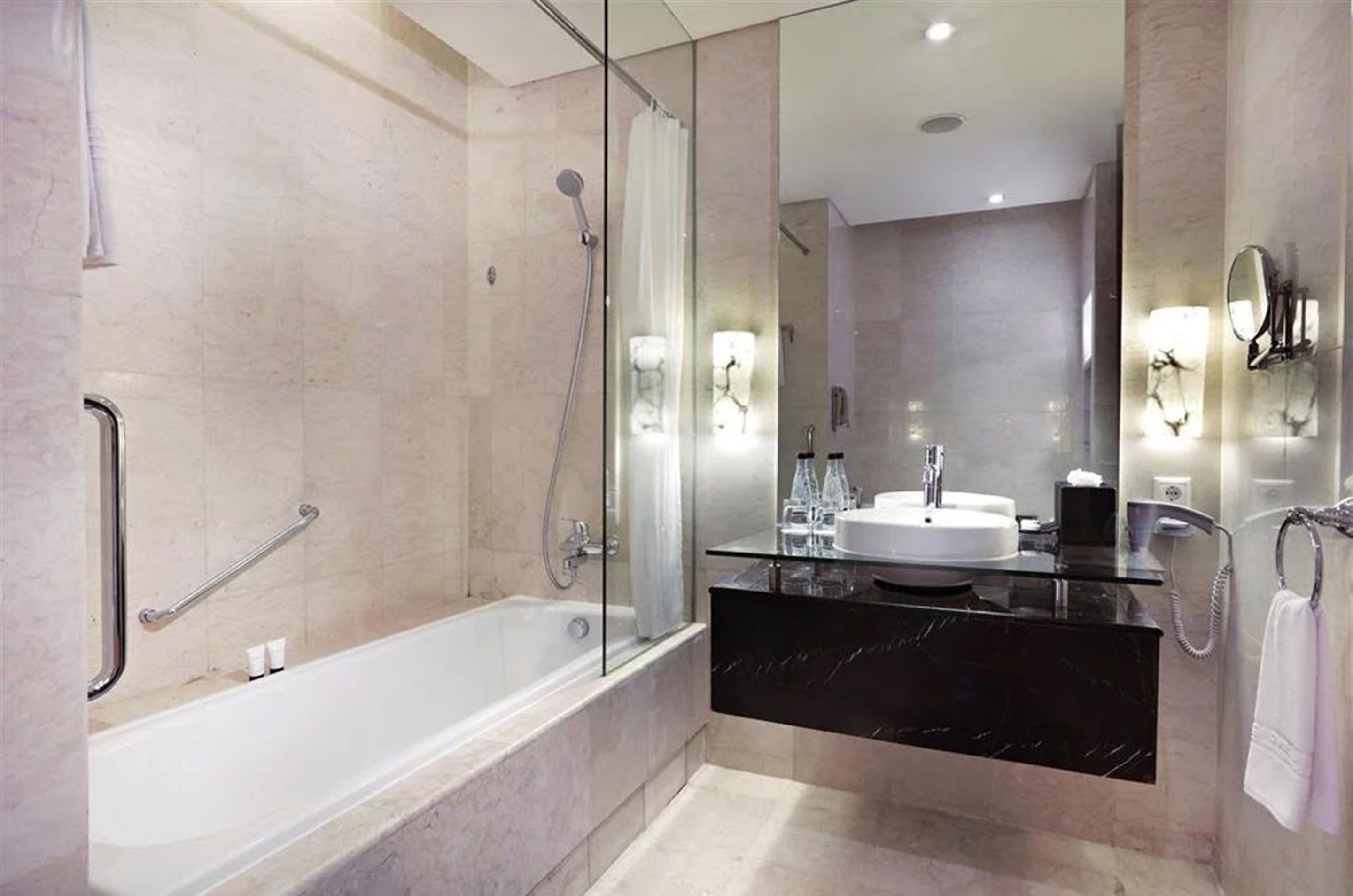 suite, 1 bedroom | bathroom | combined shower/bathtub, rainfall showerhead, free toiletries