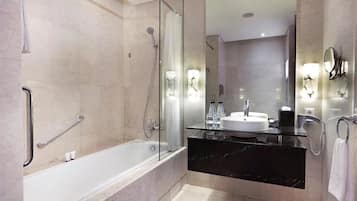 Suíte, 1 quarto | Banheiro | Chuveiro/banheira combinados, chuveiro com efeito de chuva