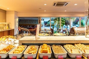 朝食 (ビュッフェ)、毎日提供 (無料)