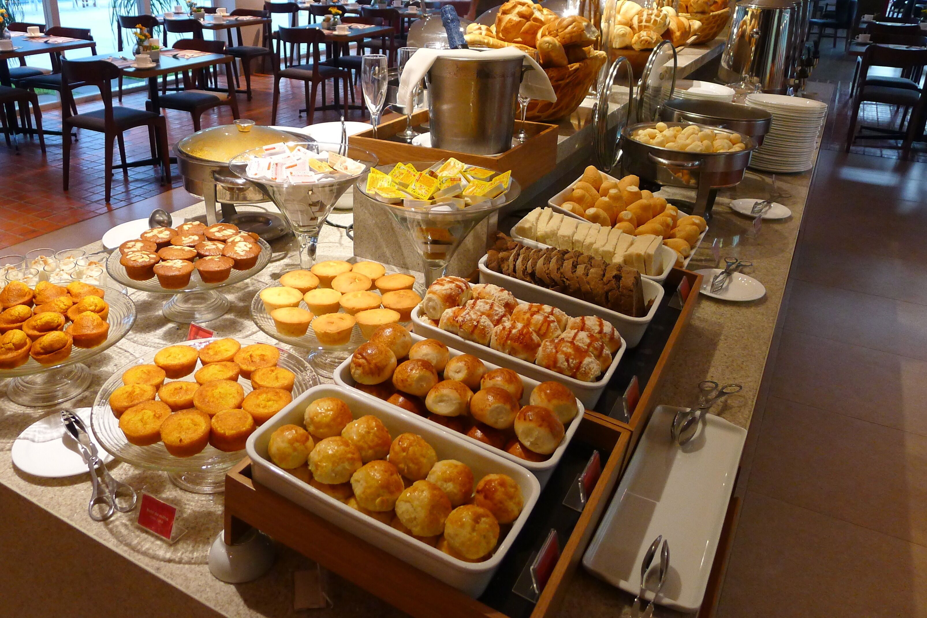Un buffet proposant une variété de produits de boulangerie et de pâtisserie.