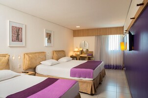 Suite junior | Minibar, caja fuerte, escritorio y cortinas opacas