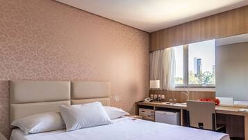 Quarto Superior Feminino | Frigobar, cofres nos quartos, escrivaninha, cortinas blackout