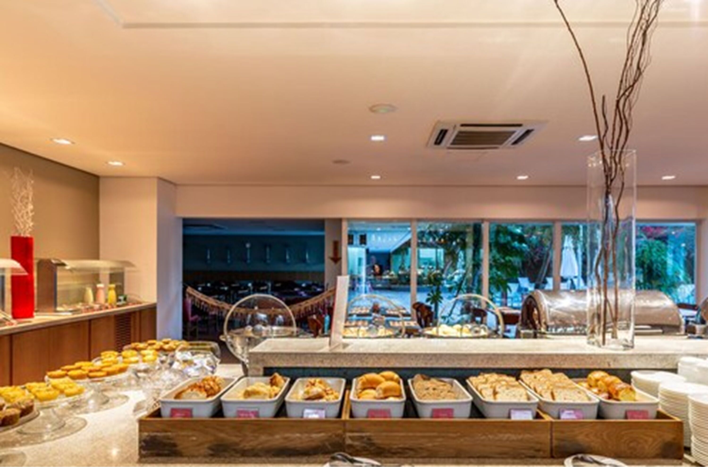 朝食 (ビュッフェ)、毎日提供 (無料)