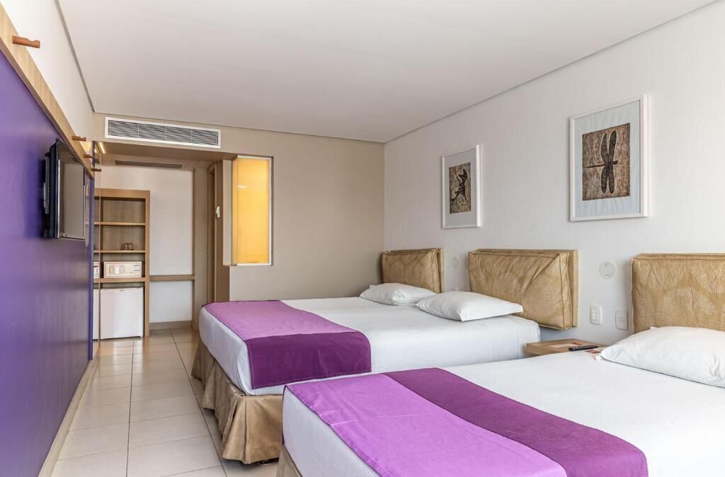 Minibar, caja de seguridad en la habitación y escritorio 