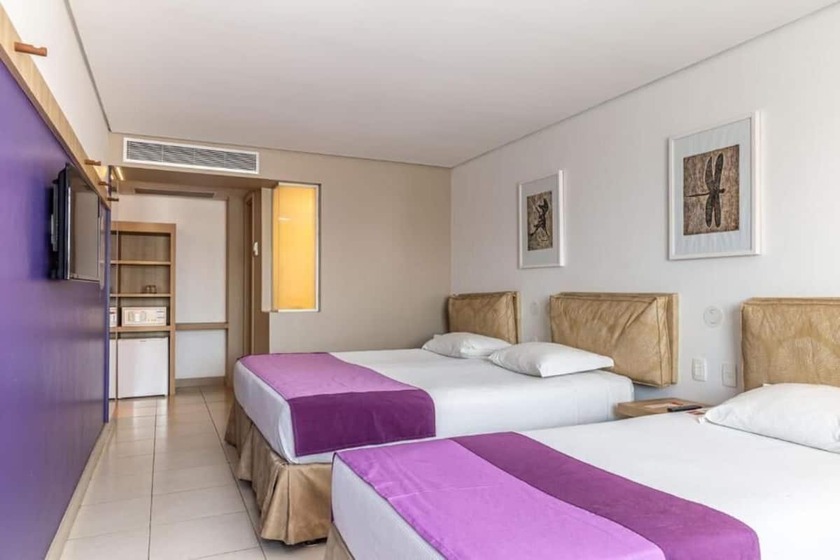 Minibar, caja de seguridad en la habitación y escritorio