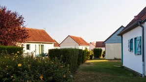 A row of houses with a well-maintained lawn and hedges. - Résidence Marina Holyder (Giffaumont-Champaubert)
