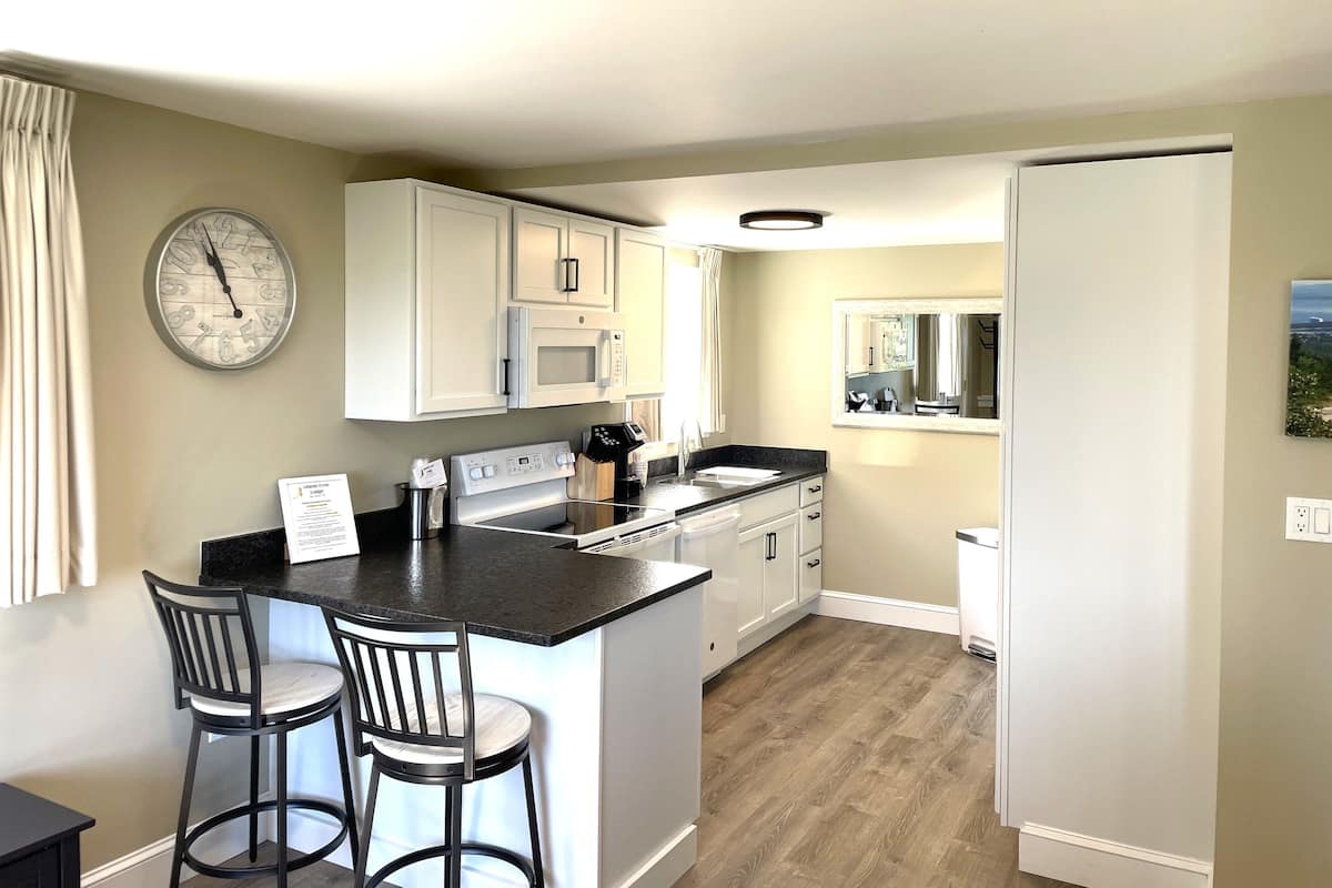 Deluxe Suite, 1 King Bed with Sofa Bed, Ocean View (Ground Floor) | Cuisine privée