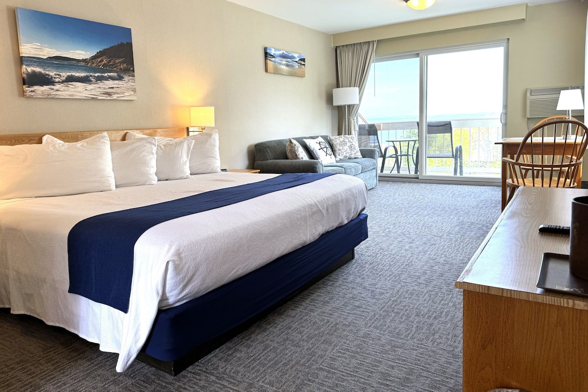 Superior Room, 1 King Bed with Sofa Bed, Balcony, Ocean View (3rd Floor NON-PET) | Espaço de trabalho para notebook, cortinas blackout