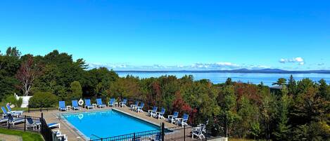 Sæsonbestemt udendørs pool, opvarmet pool, parasoller, liggestole