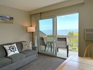 Superior Room, 1 King Bed with Sofa Bed, Balcony, Ocean View (3rd Floor NON-PET) | Espacio para trabajar con laptop y cortinas blackout 