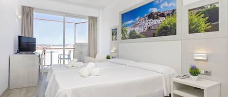 Superior Twin Room, 2 Twin Beds | Minibar, in-room safe, desk, blackout drapes