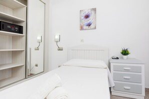 Habitación individual | Minibar, caja de seguridad en la habitación y escritorio 