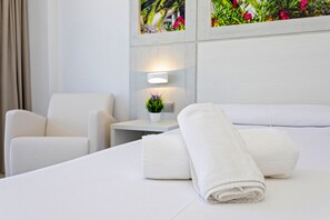 Superior Twin Room, 2 Single Beds | Minibar, in-room safe, desk, blackout curtains - Hostal Molins Park (Ibiza Town)