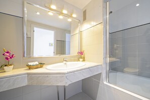 Bathtub, deep soaking tub, hair dryer, bidet - Hostal Molins Park (Ibiza Town)