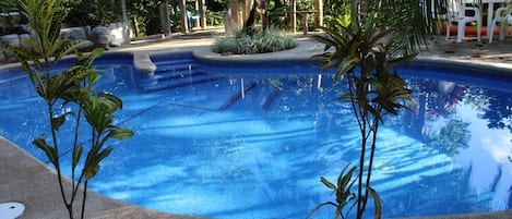 Una piscina al aire libre