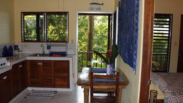 Apartemen, 1 kamar tidur, dapur (Delfines A/C) | Dapur pribadi | Lemari es, mesin pembuat kopi/teh, dan peralatan masak/sendok-piring