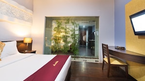 Blackout drapes, soundproofing, WiFi (free), bed sheets - A Residence (Kuta)