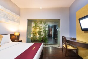 Blackout drapes, soundproofing, free WiFi, bed sheets