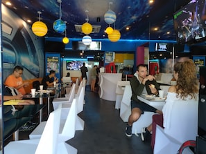 Serves breakfast and dinner - Backpackers' Inn Chinatown (Singapore)