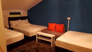 Down comforters, iron/ironing board, free WiFi, bed sheets - Backpackers' Inn Chinatown (Singapore)