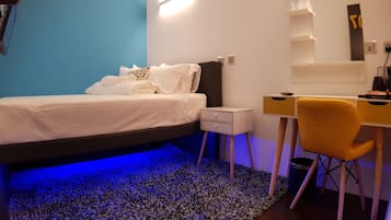 Habitación doble Deluxe, 1 cama Queen size, baño compartido | Edredón, tabla de planchar con plancha, wifi gratis y ropa de cama