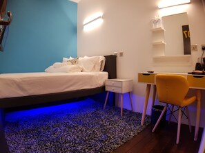 Deluxe dubbelrum - 1 queensize-säng - delat badrum | Duntäcken, strykjärn/strykbräda, gratis wi-fi och sängkläder