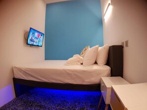 Deluxe Double Room, 1 Queen Bed, Shared Bathroom | Down comforters, iron/ironing board, free WiFi, bed sheets - Backpackers' Inn Chinatown (Singapore)