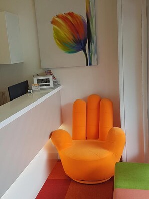 Lobby sitting area - Backpackers' Inn Chinatown (Singapore)