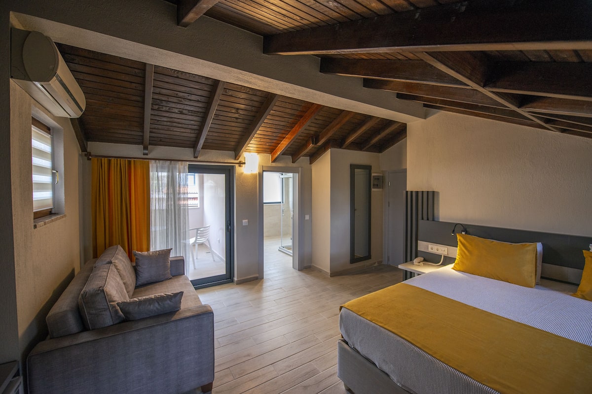 Panoramic Room, Mountain View | Minibar, in-room safe, soundproofing, free WiFi