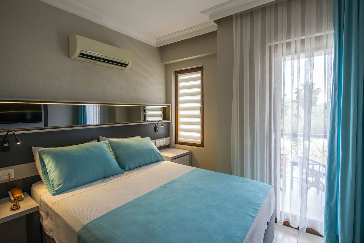 Standard Room, Garden View | Minibar, in-room safe, soundproofing, free WiFi