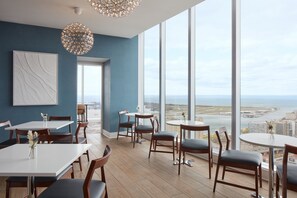 Serves dinner and happy hour - Delta Hotels by Marriott Toronto (Toronto)