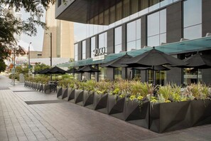 3 restaurants, breakfast, lunch, dinner served; Regional cuisine - Delta Hotels by Marriott Toronto (Toronto)