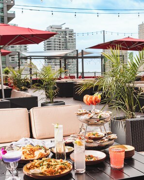 3 restaurants, breakfast, lunch, dinner served; Regional cuisine - Delta Hotels by Marriott Toronto (Toronto)