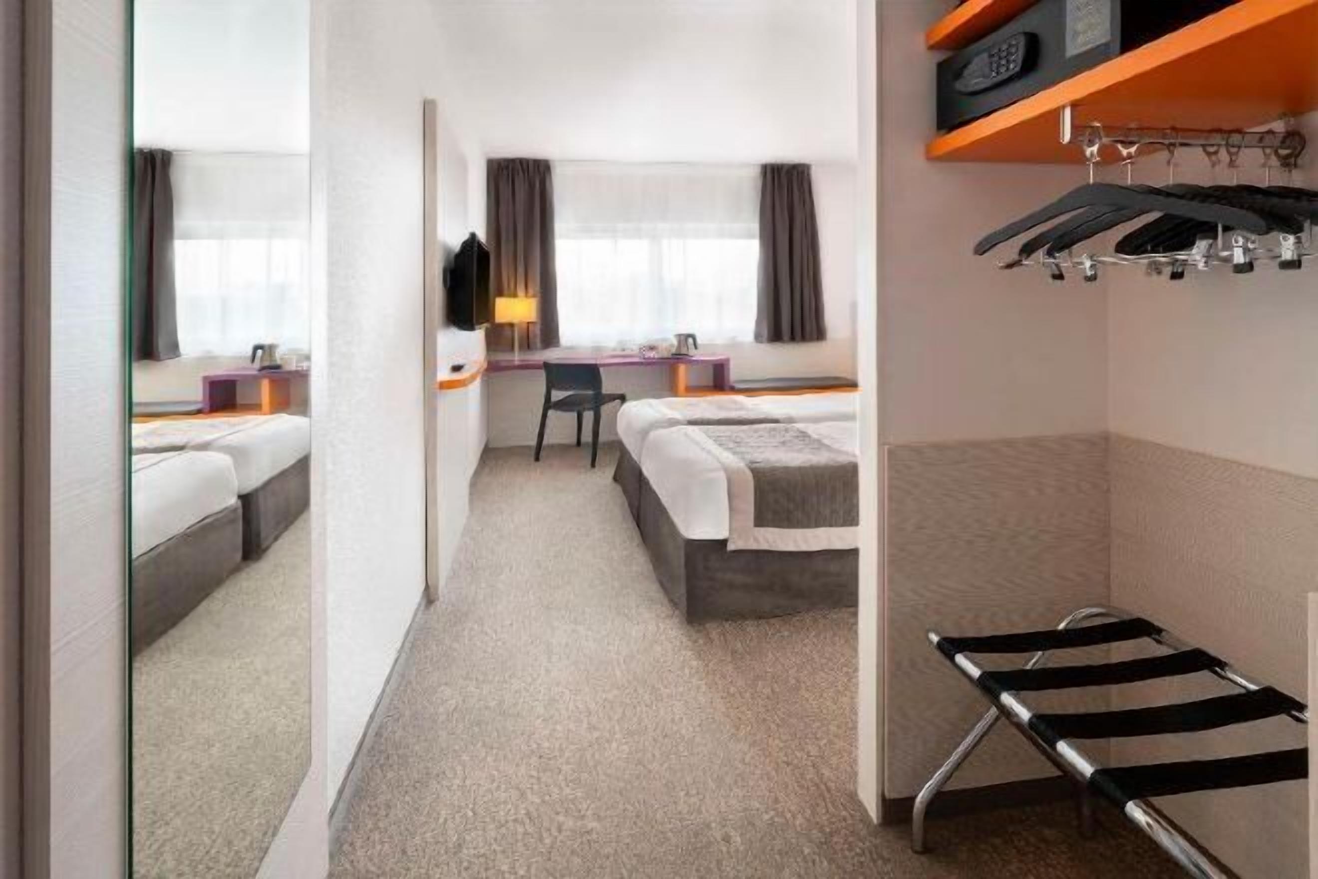 Een kluis op de kamer, een bureau, geluiddichte muren, gratis babybedden