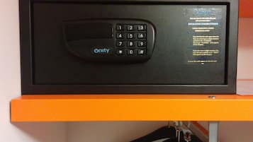 Una caja fuerte negra con teclado y las instrucciones para usarla.
