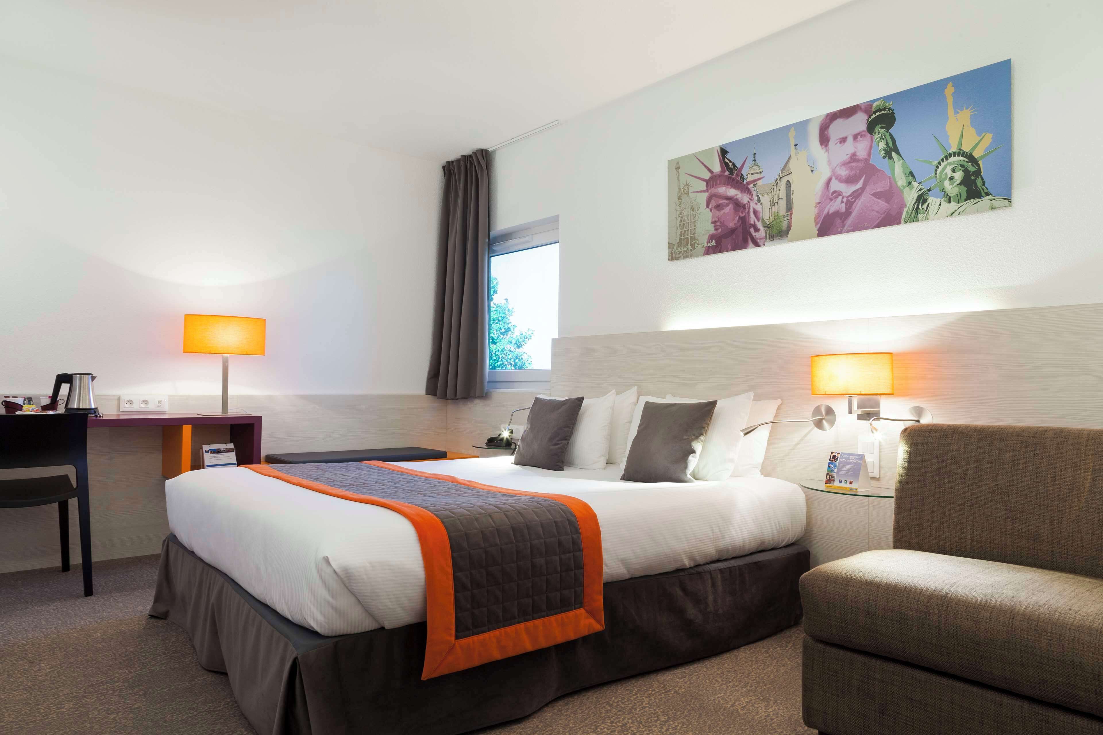 Pengeskab på værelset, skrivebord, lydisolering, gratis baby-/barnesenge