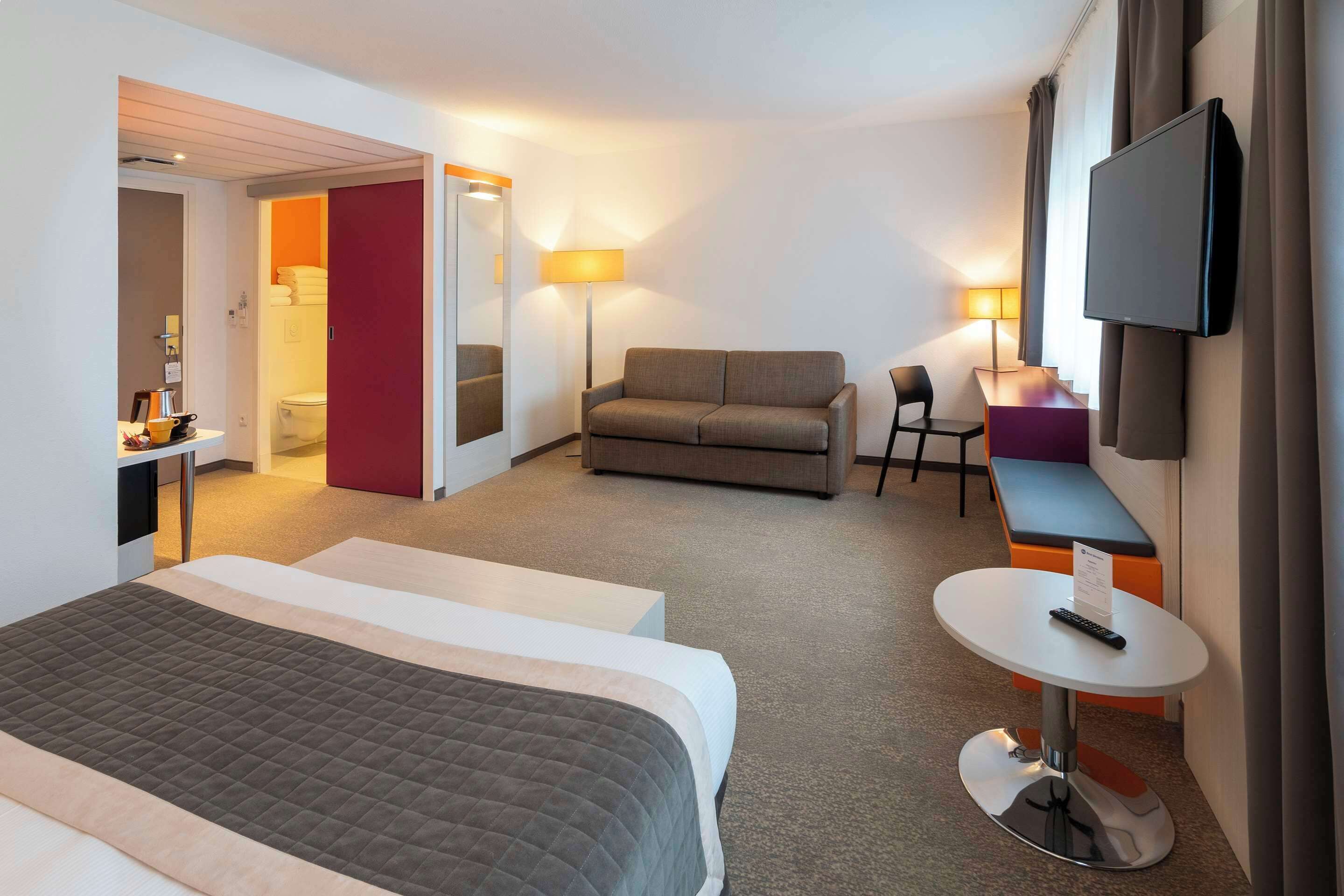 family room, 1 queen bed, non smoking (with sofabed) | in-room safe, desk, soundproofing, free cots/infant beds