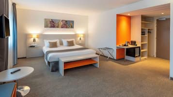 Habitación familiar, 1 cama Queen size, para no fumadores (with Sofabed) | Caja de seguridad en la habitación, escritorio y insonorización