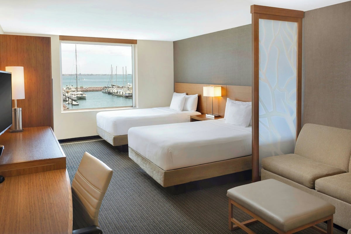 Hypo-allergenic bedding, in-room safe, desk, laptop workspace