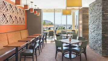 Petit déjeuner, déjeuner et dßner servis sur place