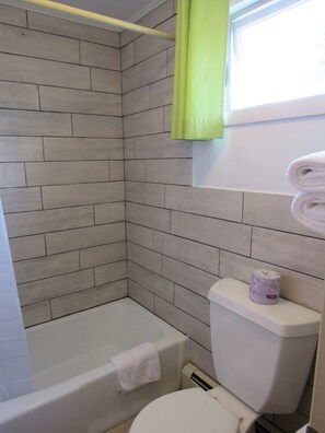 Standardzimmer, 2 Doppelbetten | Badezimmer