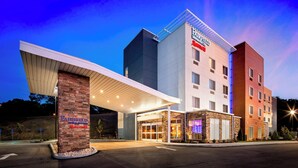 A Fairfield Inn & Suites hotel with a modern design, featuring a prominent entrance and a covered outdoor area. - Fairfield Inn & Suites Monaca (Monaca)