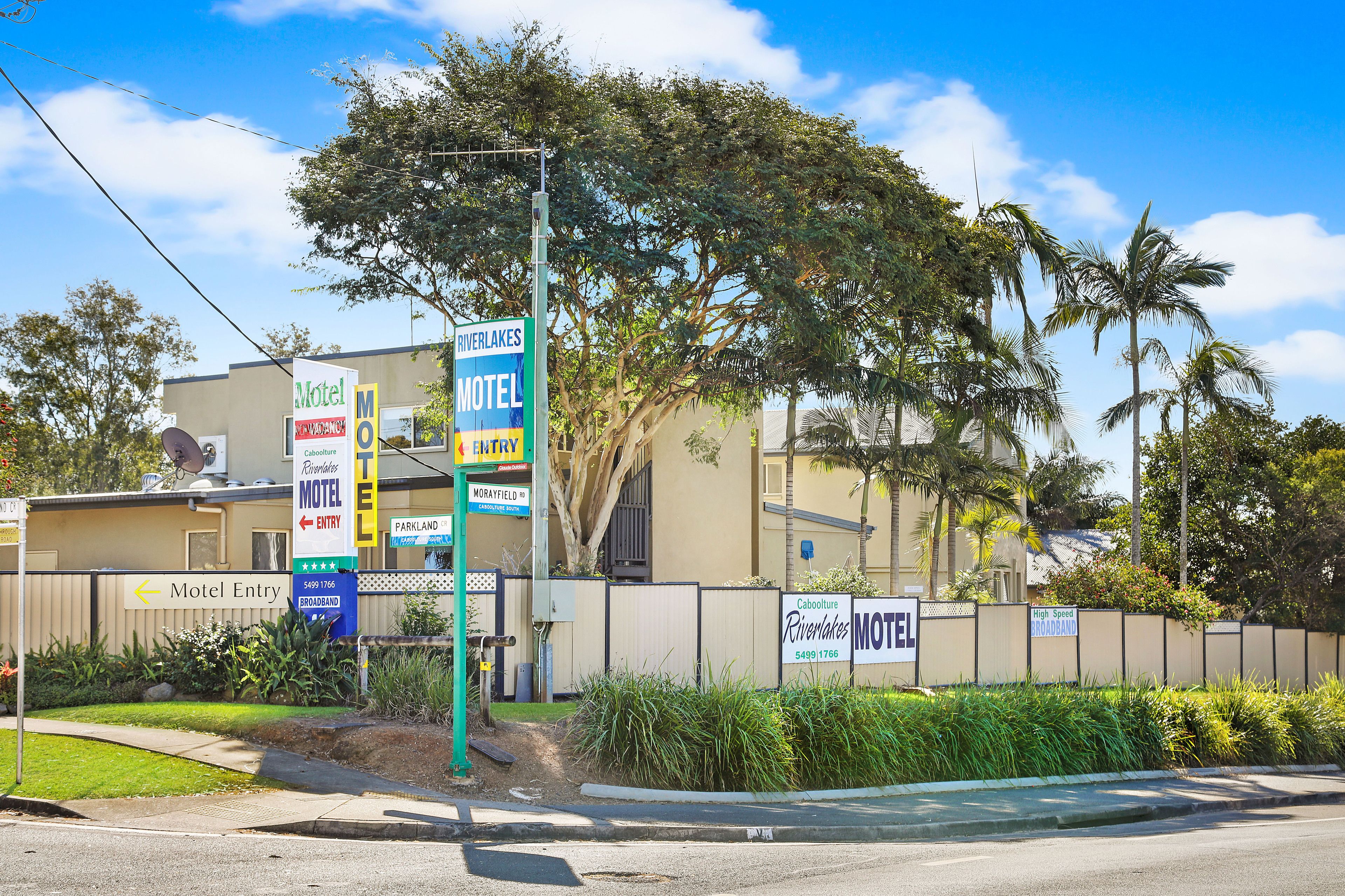 Un motel avec une enseigne indiquant « Entrée du motel » et « Rivereyes Motel ».