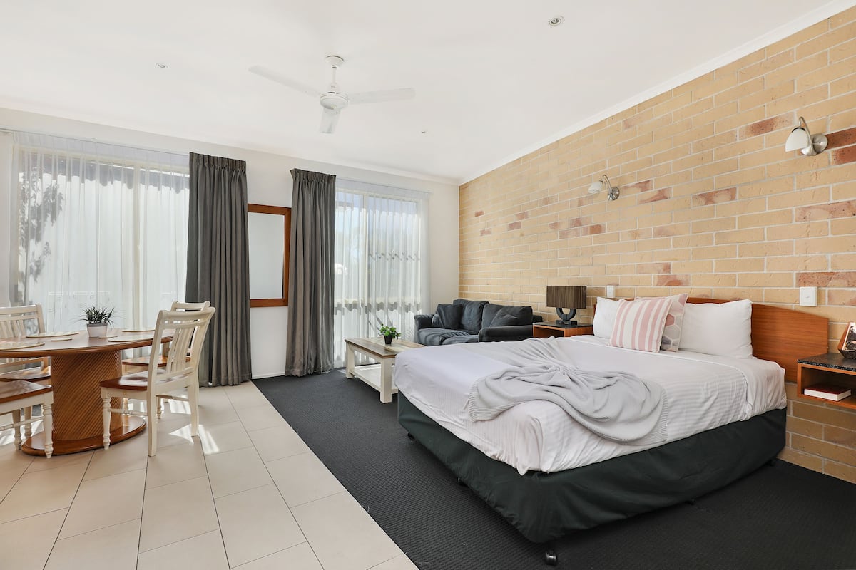 1 bedroom, premium bedding, iron/ironing board, free WiFi