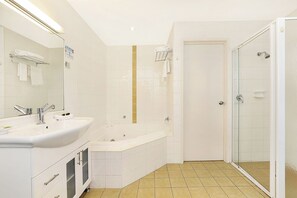 Spa Suite | Premium bedding, iron/ironing board, free WiFi, bed sheets - Caboolture Riverlakes Motel (Caboolture South)